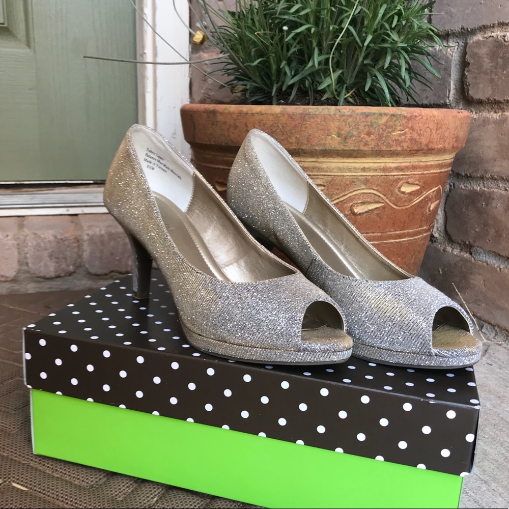 KELLY & KATIE Gold Heels 👠